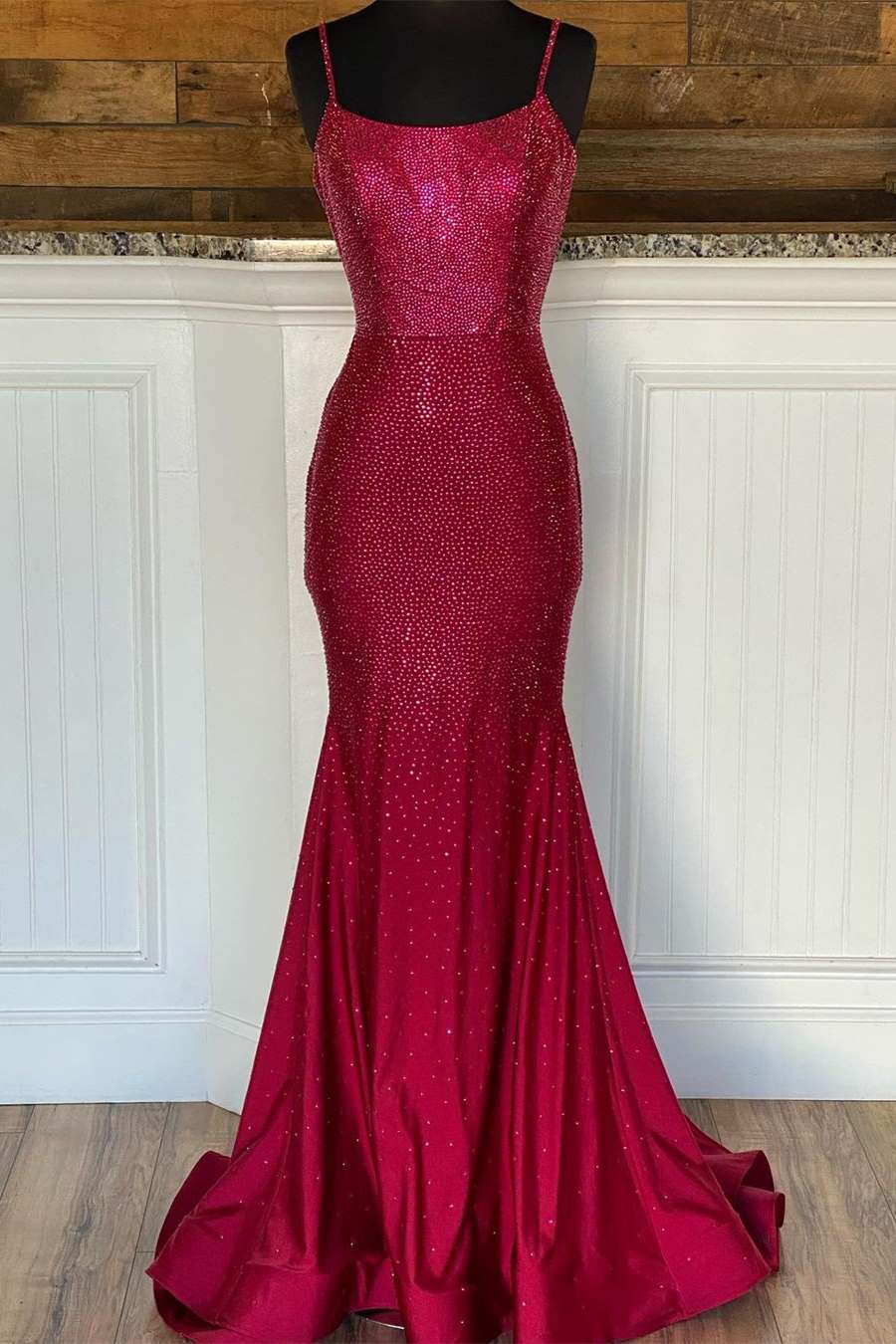 Vestido de fiesta largo con cuentas y corte trompeta